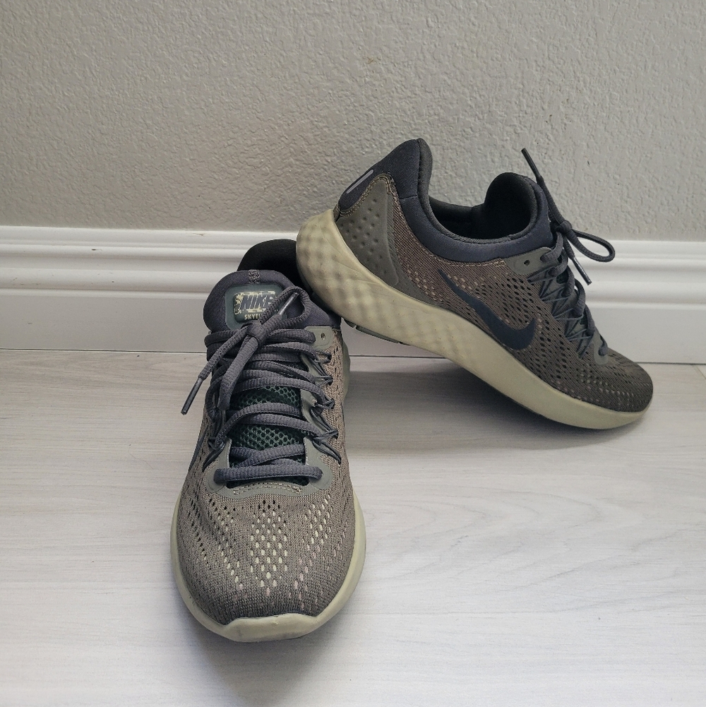 Nike SKYELUX Black and Deep Army Athletic Shoes Size 8